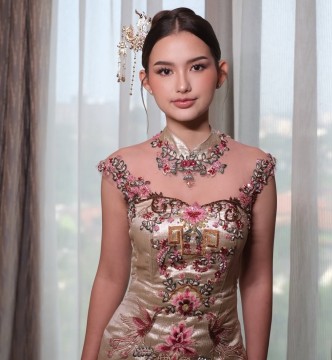 Sarah Menzel dalam outfit Sangjit. (Instagram/@sarah_menzel)